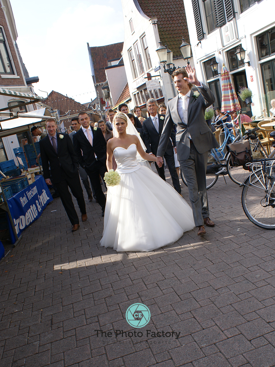 Trouwen in Amersfoort fotograaf amersfoort bruiloft trouwen De Hof markt wandelen binnenstad trouwstoet